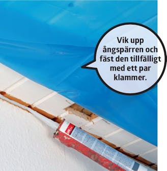 Slätt innertak: Lägg en sträng folielim i vinkeln mellan vägg och tak Slätt innertak: Lägg en sträng folielim i vinkeln mellan vägg och tak